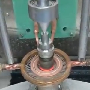 當采用高頻感應加熱設備對鉆桿接頭進行熱處理時，需要注意哪些方面？